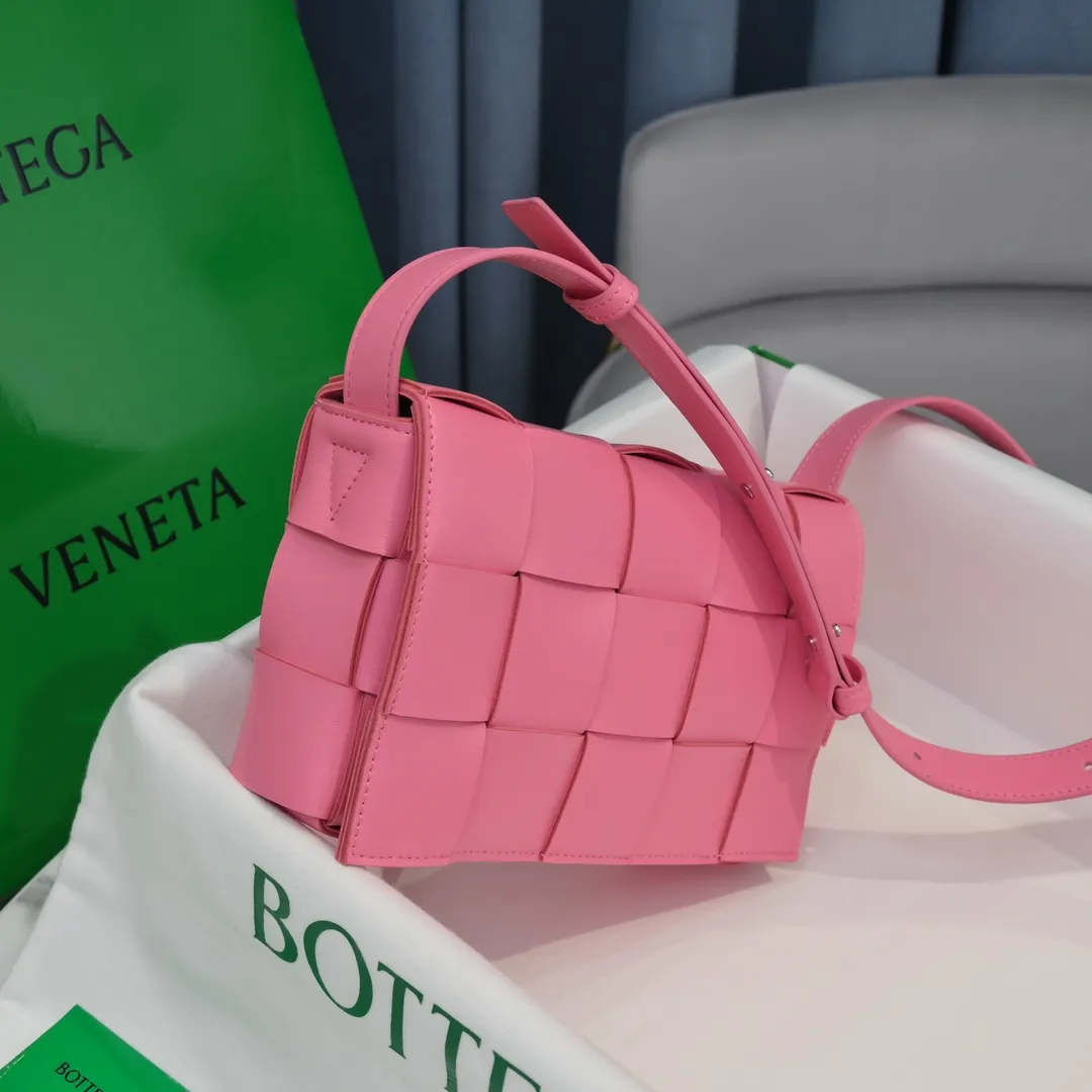 Real shots 👇BV Cassette’s trendy design is earth-shakingly beautiful. The handsome style with flamboyant personality has completely changed the boring style in the past. Beauty is a topic that women can never refuse. Walking on the streets of Milan, you can see her figure everywhere. It is called tofu bag, original sheepskin: the key point is that it can be controlled by both men and women, and has become a big celebrity in the fashion circle. Size 23*15*15 [6687#]